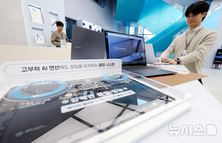 [서울=뉴시스] 김진아 기자 = 성능과 디자인 인공지능(AI) 사용성을 강화한 AI PC '갤럭시 북6 울트라'와 '갤럭시 북6 프로'가 국내 출시된 27일 서울 서초구 삼성 강남에 '갤럭시 북6 프로'가 진열돼 있다. '갤럭시 북6 울트라'는 40.6cm(16형) 단일 사이즈, 그레이 색상으로 출시된다. '갤럭시 북6 프로'는 40.6cm(16형)과 35.6cm(14형) 두 가지 사이즈로 색상은 그레이와 실버다. 갤럭시 북6 시리즈는 '인텔 코어 울트라 프로세서 시리즈 3'를 탑재해 전력 효율과 처리 성능이 크게 향상됐고, 최대 50 TOPS(초당 최고 50조 회 연산)의 성능을 갖춘 NPU는 이미지 편집, 텍스트 변환, 검색 등 AI 기반 작업을 원활하게 지원한다. 2026.01.27. bluesoda@newsis.com