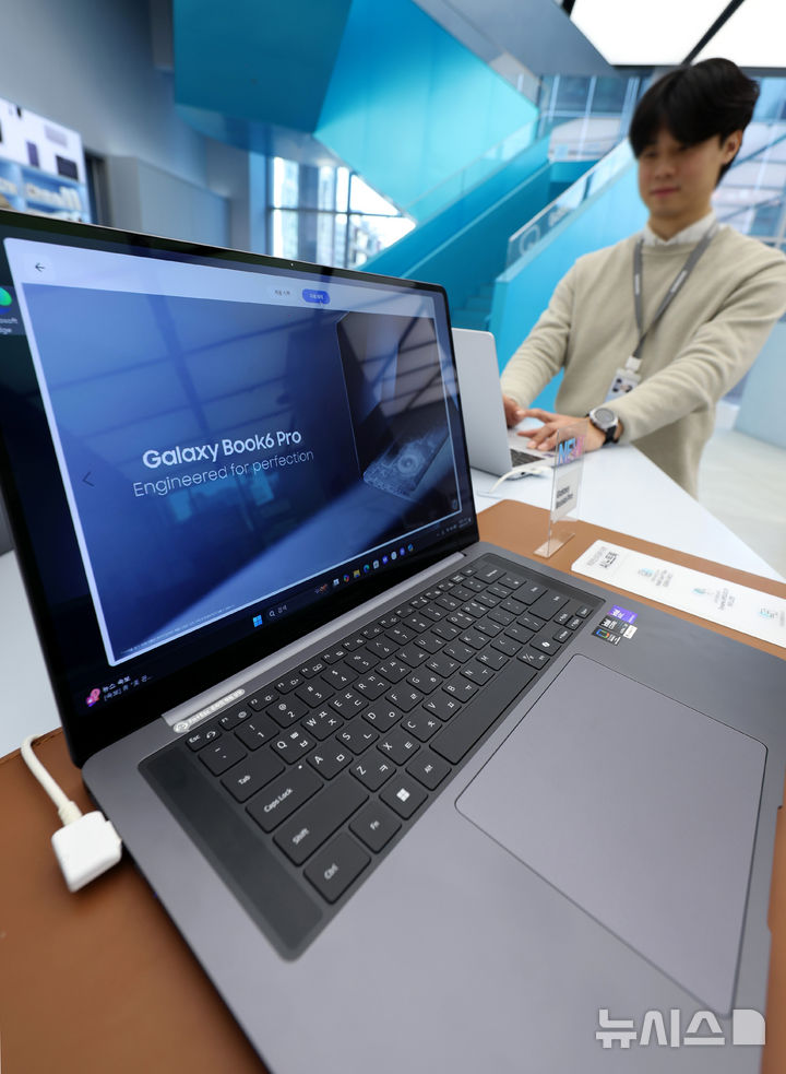 [서울=뉴시스] 김진아 기자 = 성능과 디자인 인공지능(AI) 사용성을 강화한 AI PC '갤럭시 북6 울트라'와 '갤럭시 북6 프로'가 국내 출시된 27일 서울 서초구 삼성 강남에 '갤럭시 북6 프로'가 진열돼 있다. '갤럭시 북6 울트라'는 40.6cm(16형) 단일 사이즈, 그레이 색상으로 출시된다. '갤럭시 북6 프로'는 40.6cm(16형)과 35.6cm(14형) 두 가지 사이즈로 색상은 그레이와 실버다. 갤럭시 북6 시리즈는 '인텔 코어 울트라 프로세서 시리즈 3'를 탑재해 전력 효율과 처리 성능이 크게 향상됐고, 최대 50 TOPS(초당 최고 50조 회 연산)의 성능을 갖춘 NPU는 이미지 편집, 텍스트 변환, 검색 등 AI 기반 작업을 원활하게 지원한다. 2026.01.27. bluesoda@newsis.com