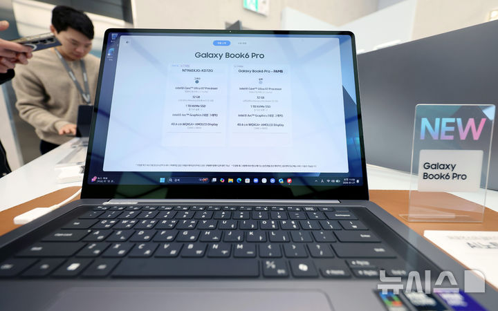 [서울=뉴시스] 김진아 기자 = 성능과 디자인 인공지능(AI) 사용성을 강화한 AI PC '갤럭시 북6 울트라'와 '갤럭시 북6 프로'가 국내 출시된 27일 서울 서초구 삼성 강남에 '갤럭시 북6 프로'가 진열돼 있다. '갤럭시 북6 울트라'는 40.6cm(16형) 단일 사이즈, 그레이 색상으로 출시된다. '갤럭시 북6 프로'는 40.6cm(16형)과 35.6cm(14형) 두 가지 사이즈로 색상은 그레이와 실버다. 갤럭시 북6 시리즈는 '인텔 코어 울트라 프로세서 시리즈 3'를 탑재해 전력 효율과 처리 성능이 크게 향상됐고, 최대 50 TOPS(초당 최고 50조 회 연산)의 성능을 갖춘 NPU는 이미지 편집, 텍스트 변환, 검색 등 AI 기반 작업을 원활하게 지원한다. 2026.01.27. bluesoda@newsis.com