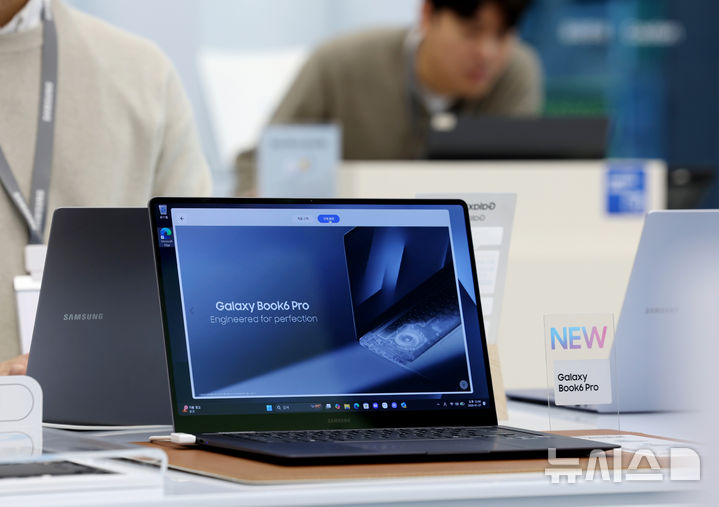 [서울=뉴시스] 김진아 기자 = 성능과 디자인 인공지능(AI) 사용성을 강화한 AI PC '갤럭시 북6 울트라'와 '갤럭시 북6 프로'가 국내 출시된 27일 서울 서초구 삼성 강남에 '갤럭시 북6 프로'가 진열돼 있다. '갤럭시 북6 울트라'는 40.6cm(16형) 단일 사이즈, 그레이 색상으로 출시된다. '갤럭시 북6 프로'는 40.6cm(16형)과 35.6cm(14형) 두 가지 사이즈로 색상은 그레이와 실버다. 갤럭시 북6 시리즈는 '인텔 코어 울트라 프로세서 시리즈 3'를 탑재해 전력 효율과 처리 성능이 크게 향상됐고, 최대 50 TOPS(초당 최고 50조 회 연산)의 성능을 갖춘 NPU는 이미지 편집, 텍스트 변환, 검색 등 AI 기반 작업을 원활하게 지원한다. 2026.01.27. bluesoda@newsis.com