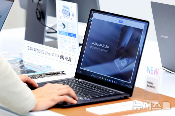 [서울=뉴시스] 김진아 기자 = 성능과 디자인 인공지능(AI) 사용성을 강화한 AI PC '갤럭시 북6 울트라'와 '갤럭시 북6 프로'가 국내 출시된 27일 서울 서초구 삼성 강남에 '갤럭시 북6 프로'가 진열돼 있다. '갤럭시 북6 울트라'는 40.6cm(16형) 단일 사이즈, 그레이 색상으로 출시된다. '갤럭시 북6 프로'는 40.6cm(16형)과 35.6cm(14형) 두 가지 사이즈로 색상은 그레이와 실버다. 갤럭시 북6 시리즈는 '인텔 코어 울트라 프로세서 시리즈 3'를 탑재해 전력 효율과 처리 성능이 크게 향상됐고, 최대 50 TOPS(초당 최고 50조 회 연산)의 성능을 갖춘 NPU는 이미지 편집, 텍스트 변환, 검색 등 AI 기반 작업을 원활하게 지원한다. 2026.01.27. bluesoda@newsis.com