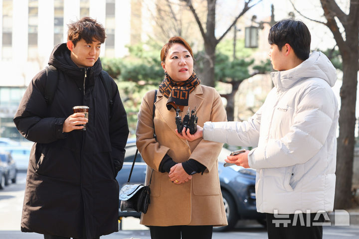 [서울=뉴시스] 황준선 기자 = '명태균 게이트' 제보자인 강혜경 씨가 27일 오후 서울 마포구 서울경찰청 공공범죄수사대에서 이준석 개혁신당 대표의 여론조사 비용 대납 의혹 관련 참고인 조사를 받기 위해 출석하며 취재진의 질문에 답변하고 있다. 2026.01.27. hwang@newsis.com