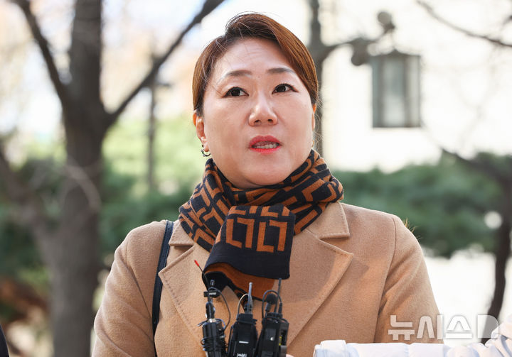 [서울=뉴시스] 황준선 기자 = 무상 여론조사 의혹 폭로자인 강혜경씨가 지난 1월27일 오후 서울 마포구 서울경찰청 공공범죄수사대 참고인 조사를 받기 위해 출석하며 취재진의 질문에 답변하고 있다. 2026.03.24. hwang@newsis.com