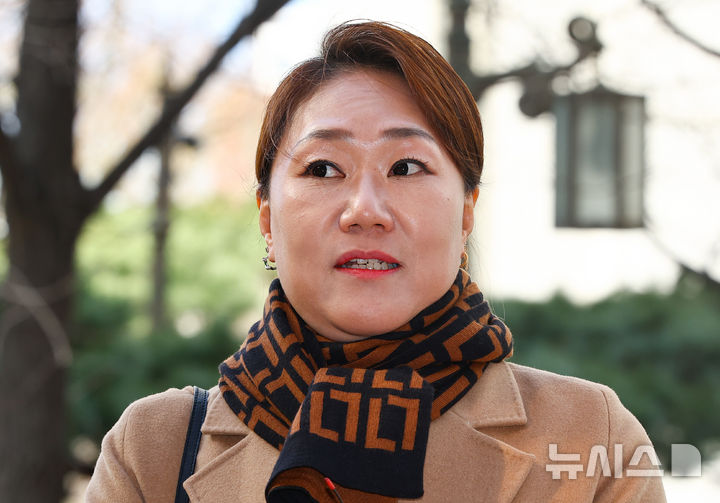 '명태균 게이트 제보자' 강혜경, 이준석 '여론조사비 대납 의혹' 경찰 조사 [뉴시스Pic]