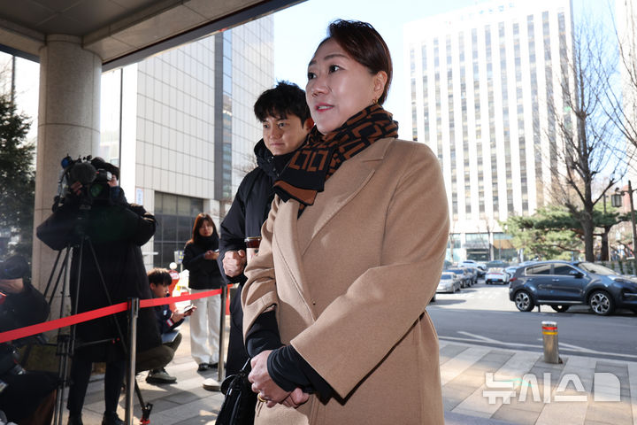 [서울=뉴시스] 황준선 기자 = '명태균 게이트' 제보자인 강혜경 씨가 27일 오후 서울 마포구 서울경찰청 공공범죄수사대에서 이준석 개혁신당 대표의 여론조사 비용 대납 의혹 관련 참고인 조사를 받기 위해 출석하고 있다. 2026.01.27. hwang@newsis.com