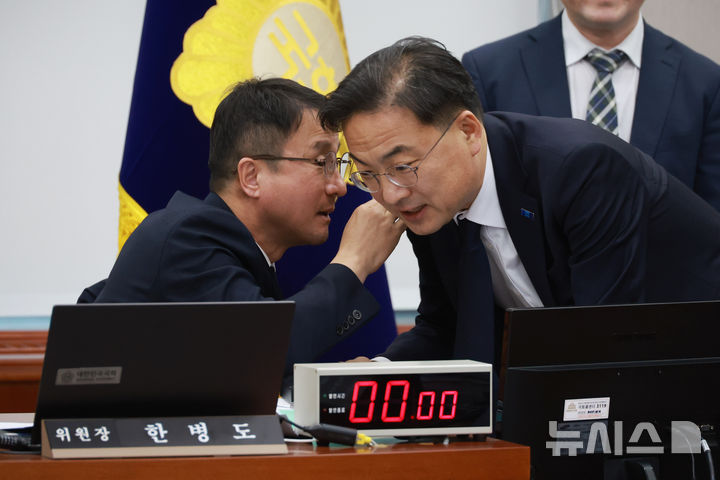 [서울=뉴시스] 고승민 기자 = 한병도 더불어민주당 원대대표와 신장식 조국혁신당 대표가 지난 1월27일 서울 여의도 국회에서 열린 운영위원회 전체회의에서 대화하고 있다. 2026.01.27. kkssmm99@newsis.com