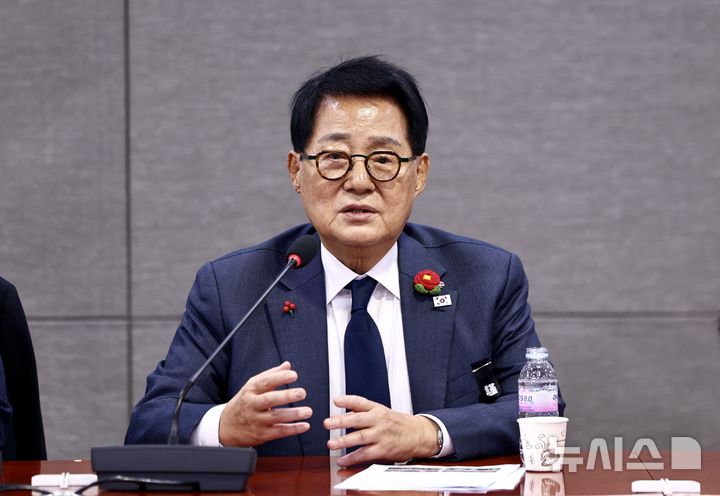 [서울=뉴시스] 김명년 기자 = 박지원 더불어민주당 의원이 27일 오후 서울 여의도 국회 의원회관에서 열린 북한이탈주민특별위원회 출범식에서 발언하고 있다. 2026.01.27. kmn@newsis.com