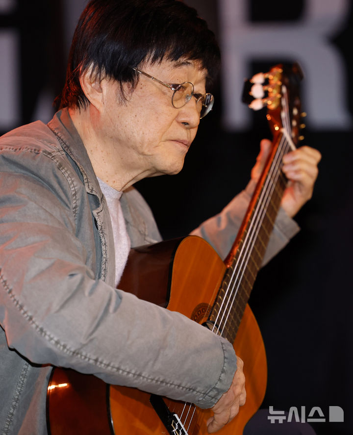 [서울=뉴시스] 김혜진 기자 = 가수 김창완이 27일 오후 서울 종로구 복합문화공간 에무에서 열린 김창완밴드 새 싱글앨범 '세븐티' 발매 기념 기자간담회에서 무대를 선보이고 있다. 2026.01.27. jini@newsis.com