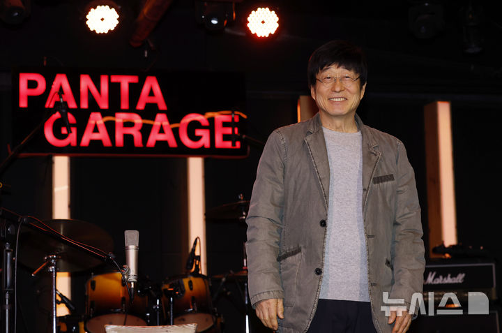 [서울=뉴시스] 김혜진 기자 = 가수 김창완이 27일 오후 서울 종로구 복합문화공간 에무에서 열린 김창완밴드 새 싱글앨범 '세븐티' 발매 기념 기자간담회에서 포즈를 취하고 있다. 2026.01.27. jini@newsis.com