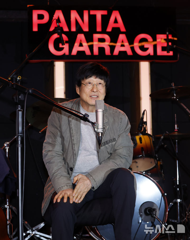 [서울=뉴시스] 김혜진 기자 = 가수 김창완이 27일 오후 서울 종로구 복합문화공간 에무에서 열린 김창완밴드 새 싱글앨범 '세븐티' 발매 기념 기자간담회에서 인사말을 하고 있다. 2026.01.27. jini@newsis.com