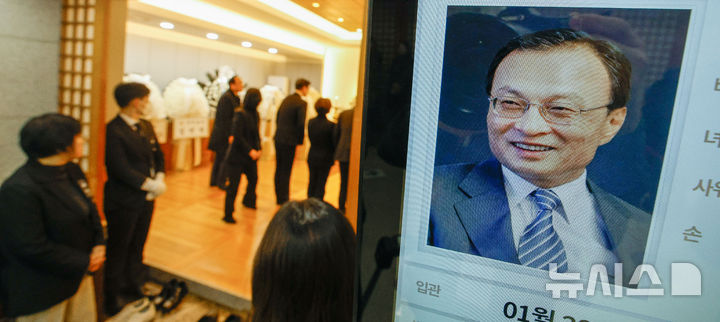 [서울=뉴시스] 사진공동취재단 = 27일 서울 종로구 서울대학교병원 장례식장에 마련된 이해찬 민주평화통일자문회의 수석부의장 빈소에 조문객들이 줄을 잇고 있다. 2026.01.27. photo@newsis.com