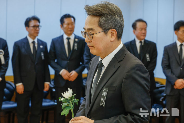 [서울=뉴시스] 사진공동취재단 = 김동연 경기도지사가 27일 서울 종로구 서울대학교병원 장례식장에 마련된 이해찬 민주평화통일자문회의 수석부의장 빈소 조문을 하고 있다. 2026.01.27. photo@newsis.com