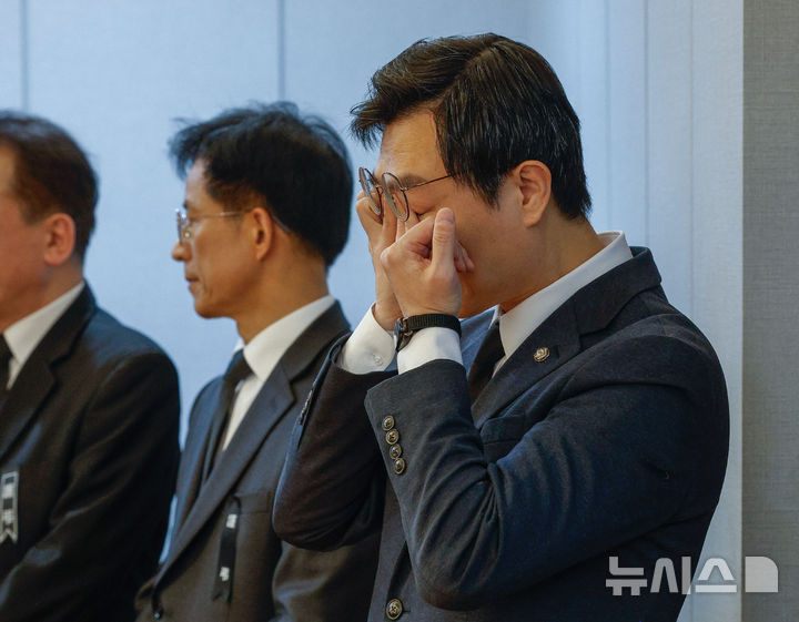 [서울=뉴시스] 사진공동취재단 = 장경태 더불어민주당 의원이 27일 서울 종로구 서울대학교병원 장례식장에 마련된 이해찬 민주평화통일자문회의 수석부의장 빈소 조문을 마친 뒤 눈물을 훔치고 있다. 2026.01.27. photo@newsis.com