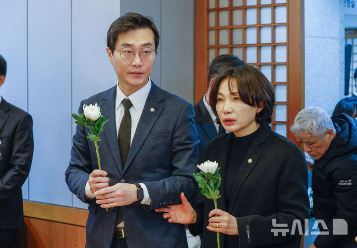 [서울=뉴시스] 사진공동취재단 = 장경태(왼쪽부터), 서미화 더불어민주당 의원이 27일 서울 종로구 서울대학교병원 장례식장에 마련된 이해찬 민주평화통일자문회의 수석부의장 빈소 조문을 하고 있다. 2026.01.27. photo@newsis.com