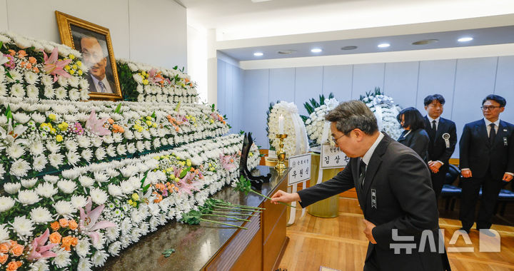 [서울=뉴시스] 사진공동취재단 = 김동연 경기도지사가 27일 서울 종로구 서울대학교병원 장례식장에 마련된 이해찬 민주평화통일자문회의 수석부의장 빈소에 헌화하고 있다. 2026.01.27. photo@newsis.com