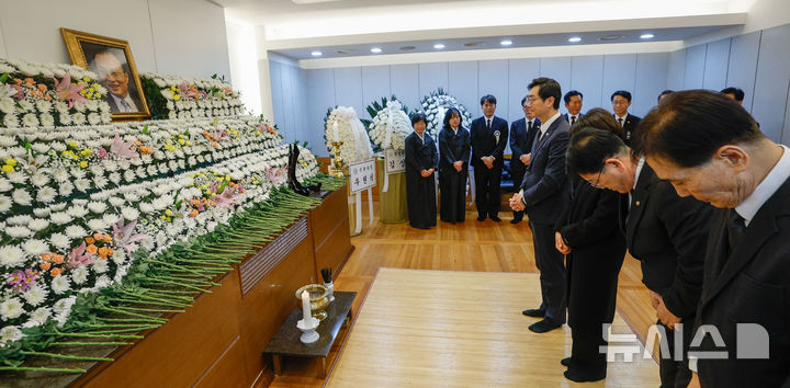 [서울=뉴시스] 사진공동취재단 = 장경태(왼쪽) 더불어민주당 의원이 27일 서울 종로구 서울대학교병원 장례식장에 마련된 이해찬 민주평화통일자문회의 수석부의장 빈소 조문을 하고 있다. 2026.01.27. photo@newsis.com