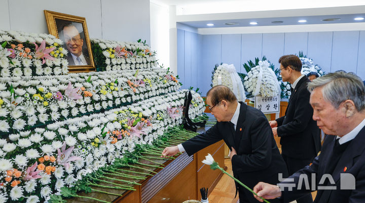 [서울=뉴시스] 사진공동취재단 = 이종찬(왼쪽) 광복회장이 27일 서울 종로구 서울대학교병원 장례식장에 마련된 이해찬 민주평화통일자문회의 수석부의장 빈소 조문을 하고 있다. 2026.01.27. photo@newsis.com