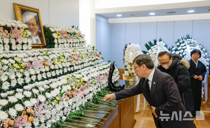[서울=뉴시스] 사진공동취재단 = 정근식 서울시교육감이 27일 서울 종로구 서울대학교병원 장례식장에 마련된 이해찬 민주평화통일자문회의 수석부의장 빈소 조문을 하고 있다. 2026.01.27. photo@newsis.com