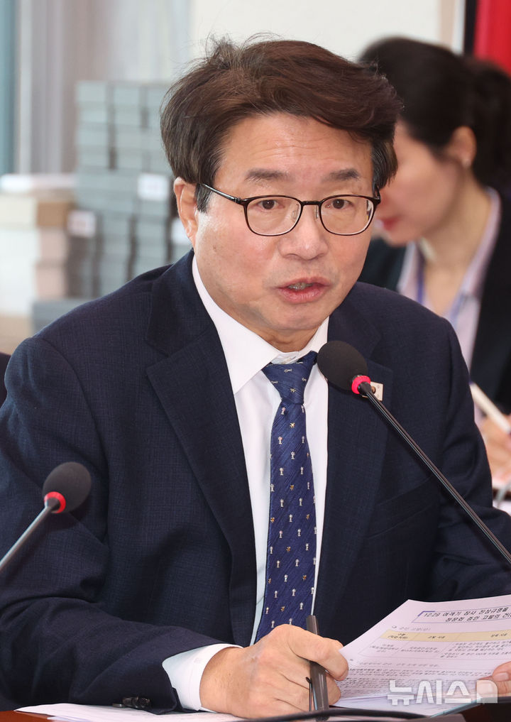 [서울=뉴시스] 조성봉 기자 = 염태영 국회 12.29 여객기참사특위 더불어민주당 간사가 27일 오후 서울 여의도 국회에서 열린 12.29여객기참사진상규명을위한국정조사특별위원회 전체회의에서 발언을 하고 있다. 2026.01.27. suncho21@newsis.com
