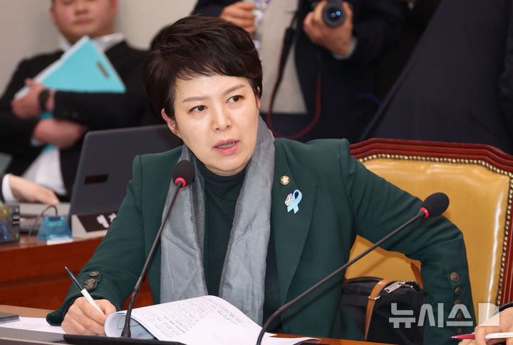 [서울=뉴시스] 조성봉 기자 = 김은혜 국회 12.29 여객기참사특위 국민의힘 간사가 27일 오후 서울 여의도 국회에서 열린 12.29여객기참사진상규명을위한국정조사특별위원회 전체회의에서 발언을 하고 있다. 2026.01.27. suncho21@newsis.com
