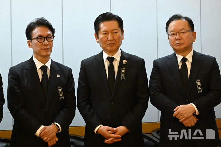 [서울=뉴시스] 사진공동취재단 = 김민석 국무총리와정청래 더불어민주당 대표, 김부겸 전 총리가 27일 서울 종로구 서울대학교병원 장례식장에 마련된 이해찬 민주평화통일자문회의 수석부의장 빈소에서 조문객을 맞이하고 있다. 2026.01.27. photo@newsis.com