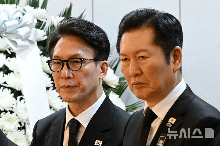 [서울=뉴시스] 사진공동취재단 = 김민석 국무총리와 정청래 더불어민주당 대표가 27일 서울 종로구 서울대학교병원 장례식장에 마련된 이해찬 민주평화통일자문회의 수석부의장 빈소에서 조문객을 맞이하고 있다. 2026.01.27. photo@newsis.com