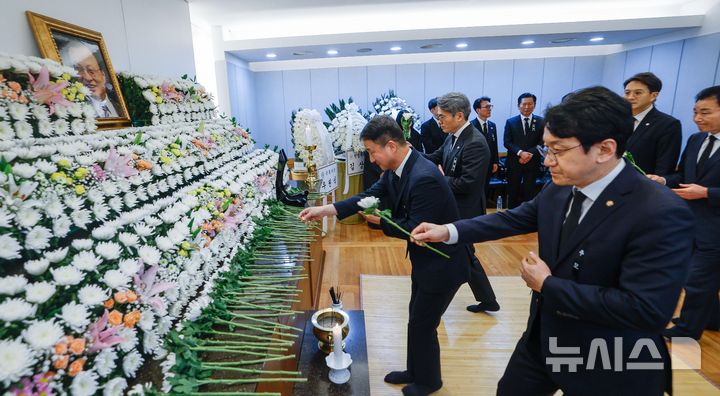 故이해찬 조문 첫날…정치인 등 추모객 발길 이어져(종합)