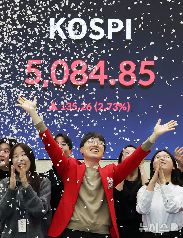 [서울=뉴시스] 이영환 기자 = 코스피가 전 거래일(4949.59)보다 135.26포인트(2.73%) 오른 5084.85에 장을 마감한 27일 오후 서울 마포구 한국거래소 홍보관에서 직원들이 환호하고 있다.코스닥 지수는 전 거래일(1064.41)보다 18.18포인트(1.71%) 오른 1082.59에 거래를 마쳤다. 2026.01.27. 20hwan@newsis.com