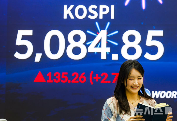 [서울=뉴시스] 정병혁 기자 = 코스피가 종가 기준 사상 처음 5000선을 돌파한 27일 서울 중구 우리은행 본점 딜링룸 전광판에 종가 지수가 표시되어 있다.이날 코스피는 전 거래일(4949.59)보다 135.26포인트(2.73%) 오른 5084.85에, 코스닥 지수는 전 거래일(1064.41)보다 18.18포인트(1.71%) 오른 1082.59에 거래를 마쳤다.서울 외환시장에서 원·달러 환율은 전 거래일(1440.6원)보다 5.6원 오른 1446.2원에 주간 거래를 마감했다. 2026.01.27. jhope@newsis.com