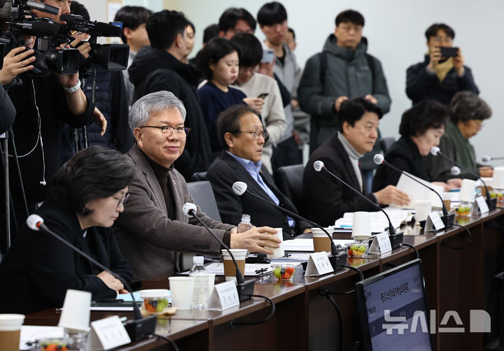 [서울=뉴시스] 최진석 기자 = 김택우(왼쪽 두번재) 대한의사협회장이 27일 서울 서초구 건강보험심사평가원 전문가자문회의장에서 열린 '제5차 보건의료정책심의위원회'에 참석해 있다. 2026.01.27. myjs@newsis.com