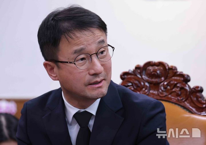 [서울=뉴시스] 조성봉 기자 = 한병도 더불어민주당 원내대표가 27일 서울 여의도 국회에서 우원식 국회의장 주재로 열린 여야 원내대표 회동에서 모두발언을 하고 있다. (공동취재) 2026.01.27. photo@newsis.com