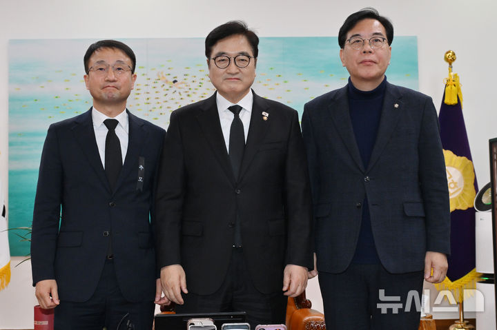 [서울=뉴시스] 조성봉 기자 = 한병도(왼쪽부터) 더불어민주당 원내대표, 우원식 국회의장, 송언석 국민의힘 원내대표가 27일 서울 여의도 국회에서 열린 여야 원내대표 회동에서 기념촬영을 하고 있다. (공동취재) 2026.01.27. photo@newsis.com