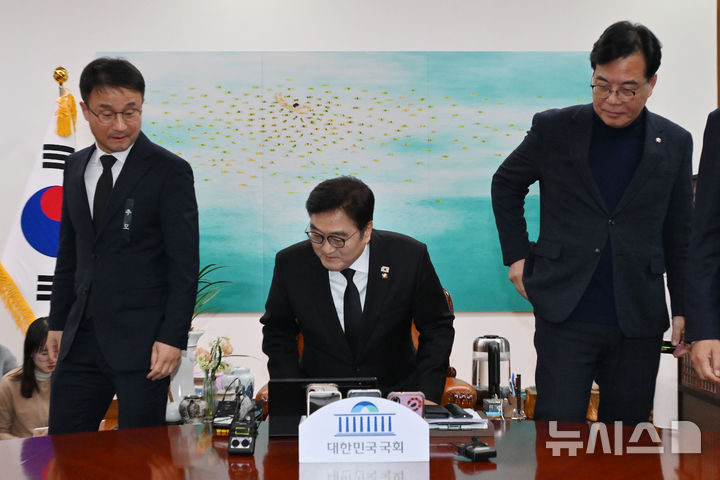 [서울=뉴시스] 조성봉 기자 = 한병도(왼쪽부터) 더불어민주당 원내대표, 우원식 국회의장, 송언석 국민의힘 원내대표가 27일 서울 여의도 국회에서 열린 여야 원내대표 회동에서 기념촬영을 마친 뒤 자리로 향하고 있다. (공동취재) 2026.01.27. photo@newsis.com