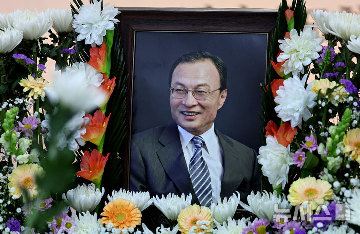 [대구=뉴시스] 이무열 기자 = 27일 대구 중구 더불어민주당 대구시당에 마련된 고(故) 이해찬 전 국무총리의 분향소를 찾은 시민들이 헌화하고 있다. 2026.01.27. lmy@newsis.com