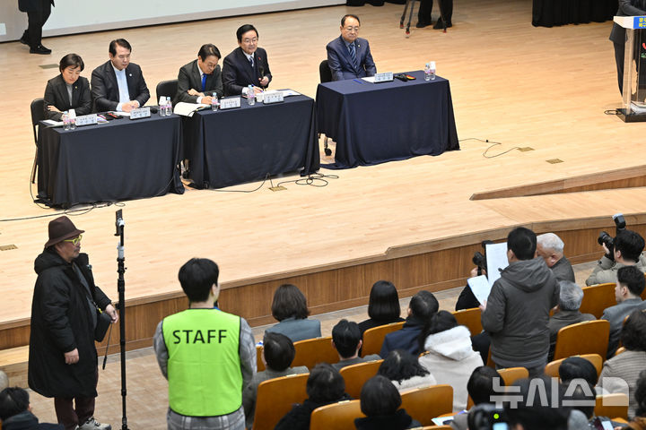 [광주=뉴시스] 이영주 기자 = 강기정(왼쪽 위 세번째) 광주시장과 문인(왼쪽 위 네번째) 북구청장이 27일 오후 광주 북구 양산동 북구문화센터에서 열린 광주·전남 통합 북구 시민공청회에 참여해 질문에 답하고 있다. 2026.01.27. leeyj2578@newsis.com