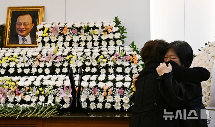 [서울=뉴시스] 사진공동취재단 = 권양숙 여사가 27일 서울 종로구 서울대학교병원 장례식장에 마련된 이해찬 민주평화통일자문회의 수석부의장 빈소에서 유가족을 위로하고 있다. 2026.01.27. photo@newsis.com