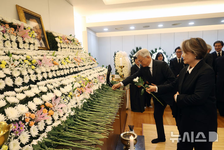 [서울=뉴시스] 사진공동취재단 = 문재인 전 대통령과 김정숙 여사가 27일 서울 종로구 서울대학교병원 장례식장에 마련된 이해찬 민주평화통일자문회의 수석부의장 빈소에서 조문하고 있다. 2026.01.27. photo@newsis.com