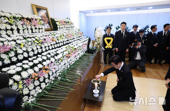 [서울=뉴시스] 고범준 기자 = 이재명 대통령이 27일 서울 종로구 서울대학교병원 장례식장에 마련된 고(故)이해찬 민주평화통일자문회의 수석부의장 빈소를 찾아 조문하고 있다. (청와대통신사진기자단) 2026.01.27. bjko@newsis.com