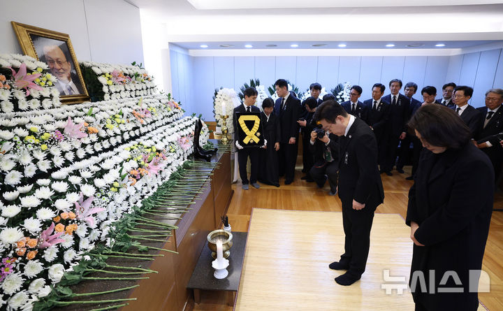 [서울=뉴시스] 고범준 기자 = 이재명 대통령과 김혜경 여사가 27일 서울 종로구 서울대학교병원 장례식장에 마련된 고(故)이해찬 민주평화통일자문회의 수석부의장 빈소를 찾아 조문하고 있다. (청와대통신사진기자단) 2026.01.27. bjko@newsis.com