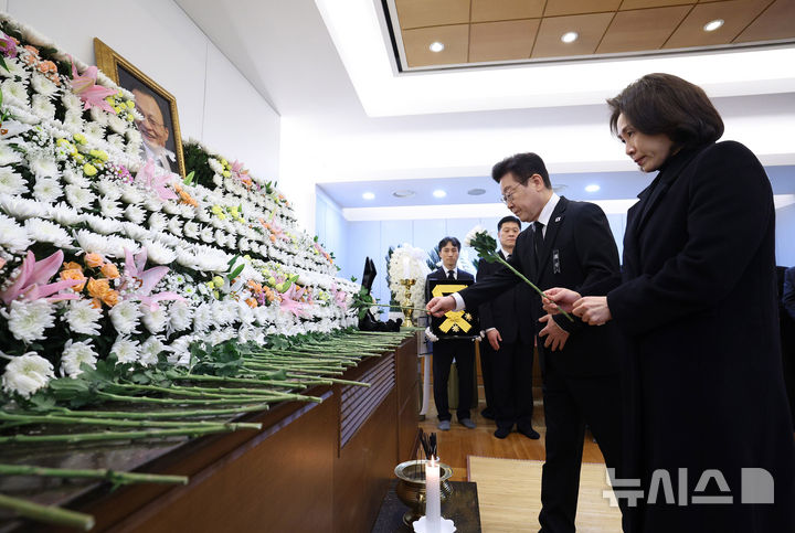 이재명 대통령, 고 이해찬 민주평통 수석부의장 빈소 조문 '최고등급 국민훈장 추서' [뉴시스Pic]