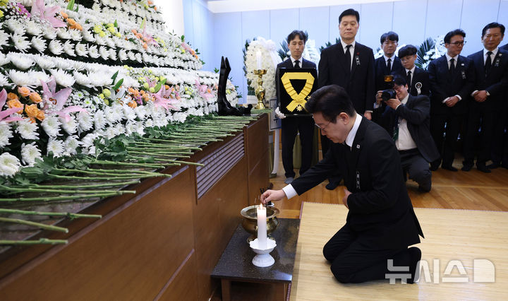 [서울=뉴시스] 고범준 기자 = 이재명 대통령이 27일 서울 종로구 서울대학교병원 장례식장에 마련된 고(故)이해찬 민주평화통일자문회의 수석부의장 빈소를 찾아 조문하고 있다. (청와대통신사진기자단) 2026.01.27. bjko@newsis.com