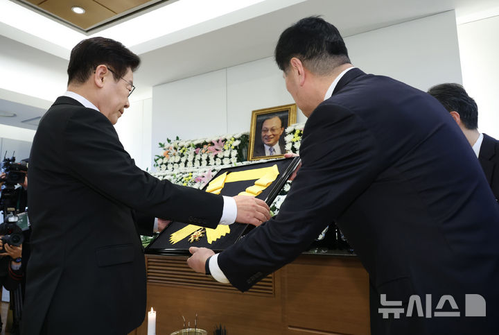 [서울=뉴시스] 고범준 기자 = 이재명 대통령이 27일 서울 종로구 서울대학교병원 장례식장에 마련된 고(故)이해찬 민주평화통일자문회의 수석부의장 빈소를 찾아 국민훈장 무궁화장을 추서하고 있다. (청와대통신사진기자단) 2026.01.27. bjko@newsis.com