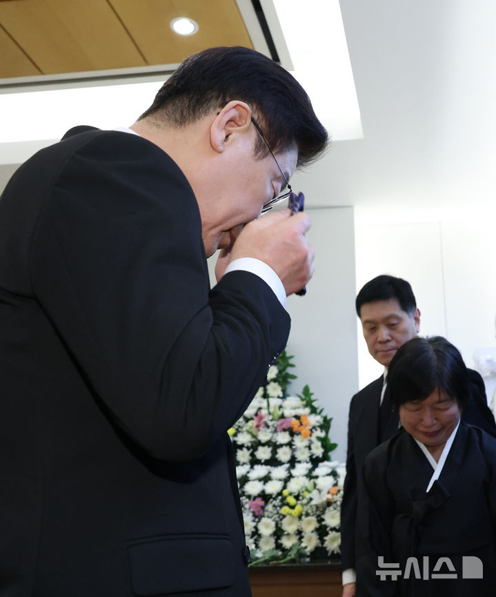 [서울=뉴시스] 고범준 기자 = 이재명 대통령이 27일 서울 종로구 서울대학교병원 장례식장에 마련된 고(故)이해찬 민주평화통일자문회의 수석부의장 빈소를 찾아 눈물을 닦고 있다. (청와대통신사진기자단) 2026.01.27. bjko@newsis.comr