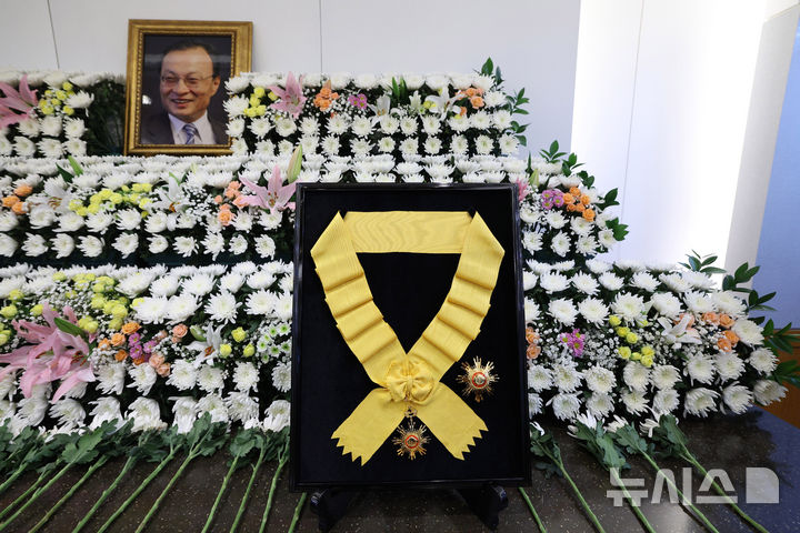 [서울=뉴시스] 고범준 기자 = 27일 서울 종로구 서울대학교병원 장례식장에 마련된 고(故)이해찬 민주평화통일자문회의 수석부의장 빈소에 국민훈장 무궁화장이 놓여 있다. (청와대통신사진기자단) 2026.01.27. bjko@newsis.com