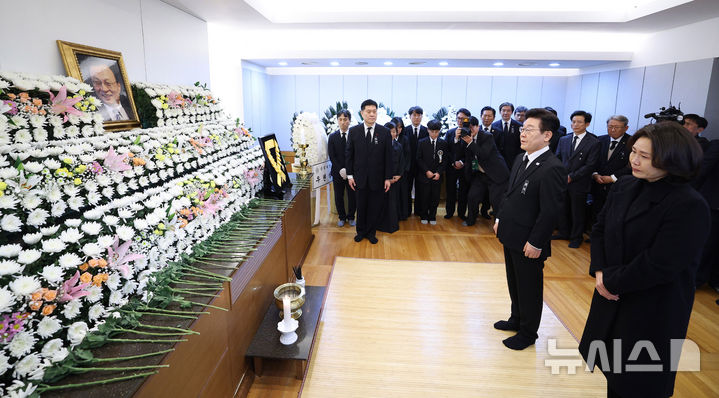 [서울=뉴시스] 고범준 기자 = 이재명 대통령과 김혜경 여사가 27일 서울 종로구 서울대학교병원 장례식장에 마련된 고(故)이해찬 민주평화통일자문회의 수석부의장 빈소를 찾아 조문하고 있다. (청와대통신사진기자단) 2026.01.27. bjko@newsis.com