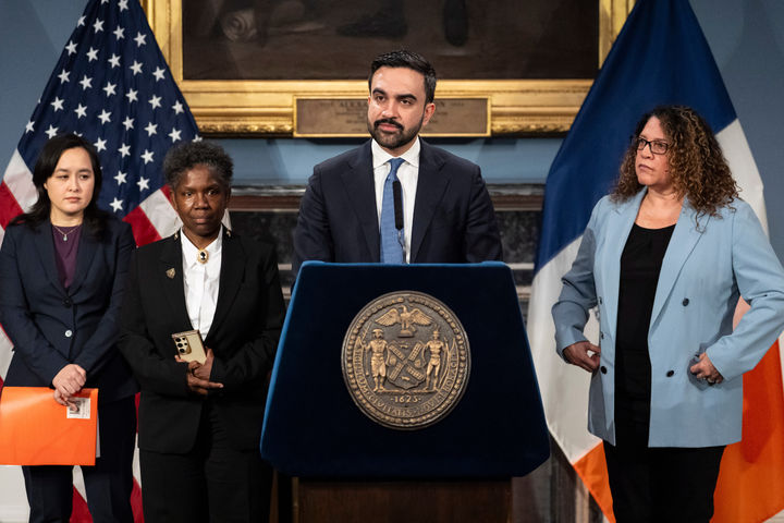 [뉴욕=AP/뉴시스] 조란 맘다니 뉴욕 시장이 27일(현지 시간) 뉴욕에서 기자회견을 하고 있다. 맘다니 시장은 뉴욕이 막대한 재정적자에 시달리고 있다며 부유세 증세 필요성을 언급했다.