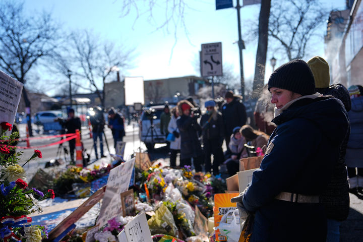 [미니애폴리스=AP/뉴시스] 미국 의회가 연방정부 예산 시한을 앞두고 국토안보부(DHS) 예산을 놓고 정면 충돌하면서 셧다운(일시적 업무 중지) 위기가 다시 커지고 있다. 사진은 27일(현지 시간) 미 미네소타주 미니애폴리스에서 시민들이 연방 경찰에 사살된 알렉스 프레티의 추모소를 방문해 꽃과 글을 남기며 애도하는 모습. 2026.01.29. 