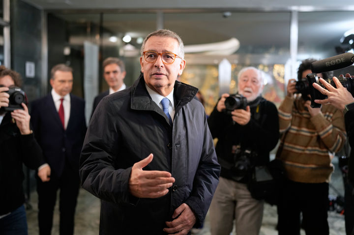 [리스본= AP/뉴시스] 2월 8일(현지시간) 치러진 포르투갈 대통령선거 결선 투표에서 당선된 중도 좌파 사회당 후보 안토니우 조제 세구루가 리스본에서 결선투표 전인 지난 1월 27일에 셰가당의 극우파 안드레 벤투라 후보와의 TV토론을 위해 방송국에 도착하고 있다. 2026. 02. 09. 