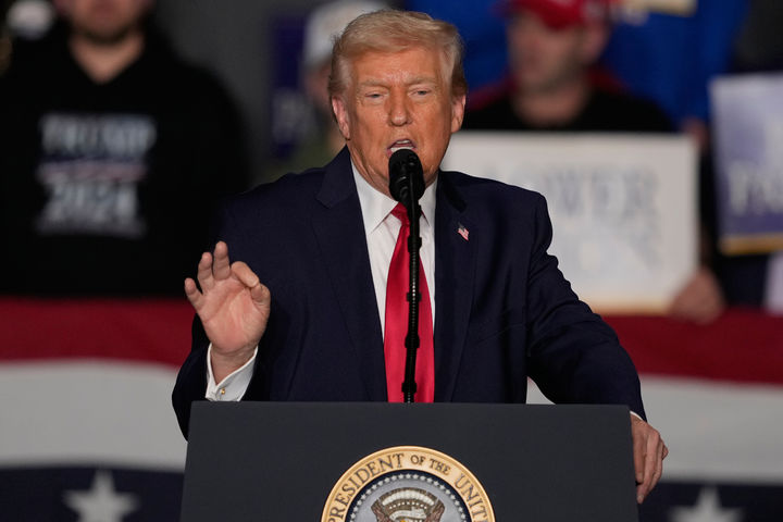 [클라이브=AP/뉴시스] 미국 중도층 유권자의 도널드 트럼프 미국 대통령 지지율이 2기 출범 이후 최저치로 하락한 것으로 나타났다. 사진은 트럼프 대통령이 27일(현지 시간) 아이오와주 클라이브에서 경제 연설을 하는 모습. 2026.01.28.