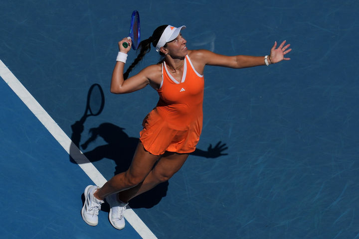 [멜버른=AP/뉴시스] 제시카 페굴라(6위·미국)가 27일(현지 시간) 호주 멜버른에서 열린 호주오픈 여자 단식 8강전에서 어맨다 아니시모바(4위·미국)와 경기하고 있다. 페굴라가 2-0(6-2 7-6)으로 승리하고 4강에 올라 엘레나 리바키나(5위·카자흐스탄)와 결승 진출을 다툰다. 2026.01.28.